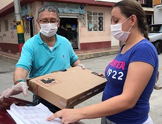 Ochenta y cuatro estudiantes de Unibagué recibieron en sus casas, en calidad de préstamo, equipos de cómputo portátiles, necesarios para las clases remotas.