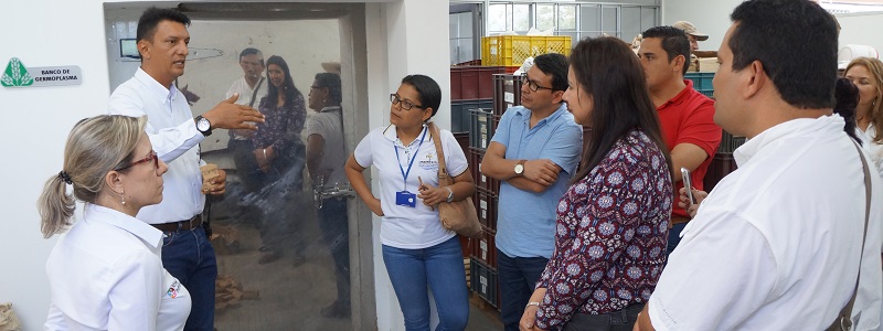 Imagen de representantes de Unibagué en exposición de producto con las personas de Fedearroz Saldaña